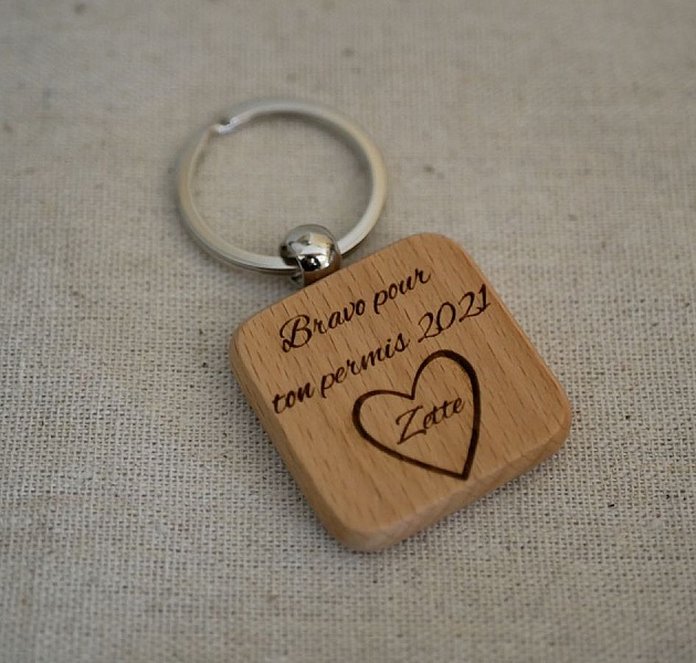 Fyrkantig nyckelring i tr&auml; fr&aring;n St Christophe som du kan g&ouml;ra personlig genom att gravera
