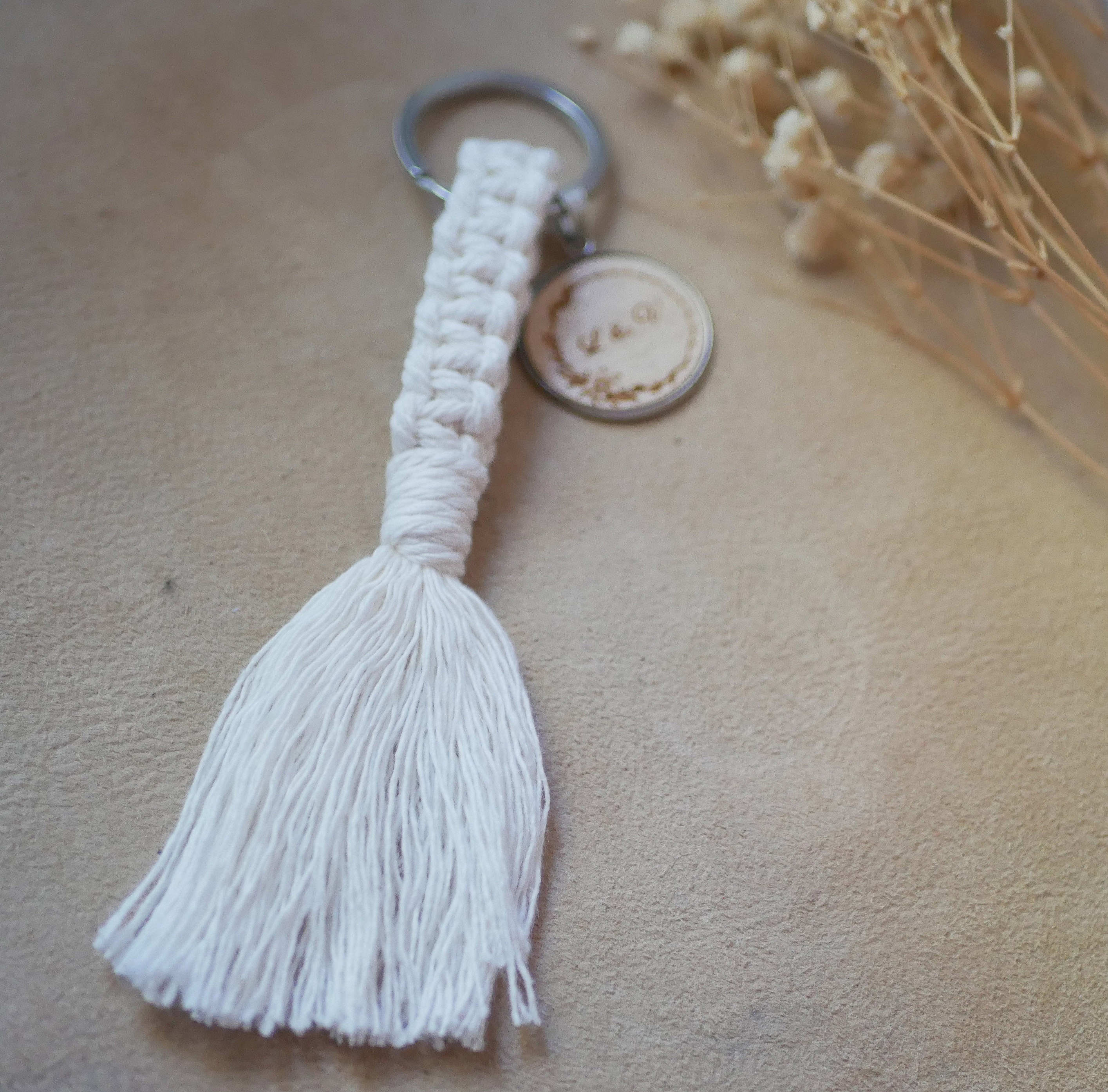 Porte-clés en macramé avec médaillon en bois gravé personnalisé.