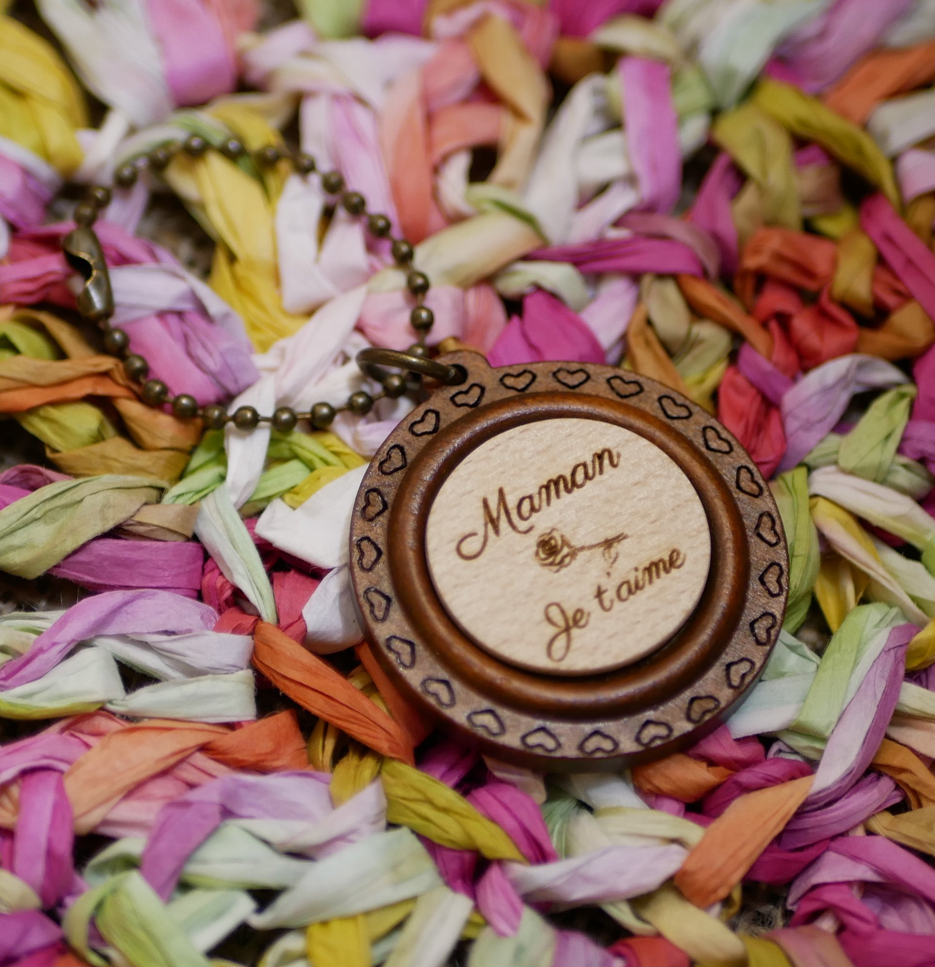 Nyckelring med cabochon i tr&auml; p&aring; rund ram i k&ouml;rsb&auml;rstr&auml; f&ouml;r personlig gravering