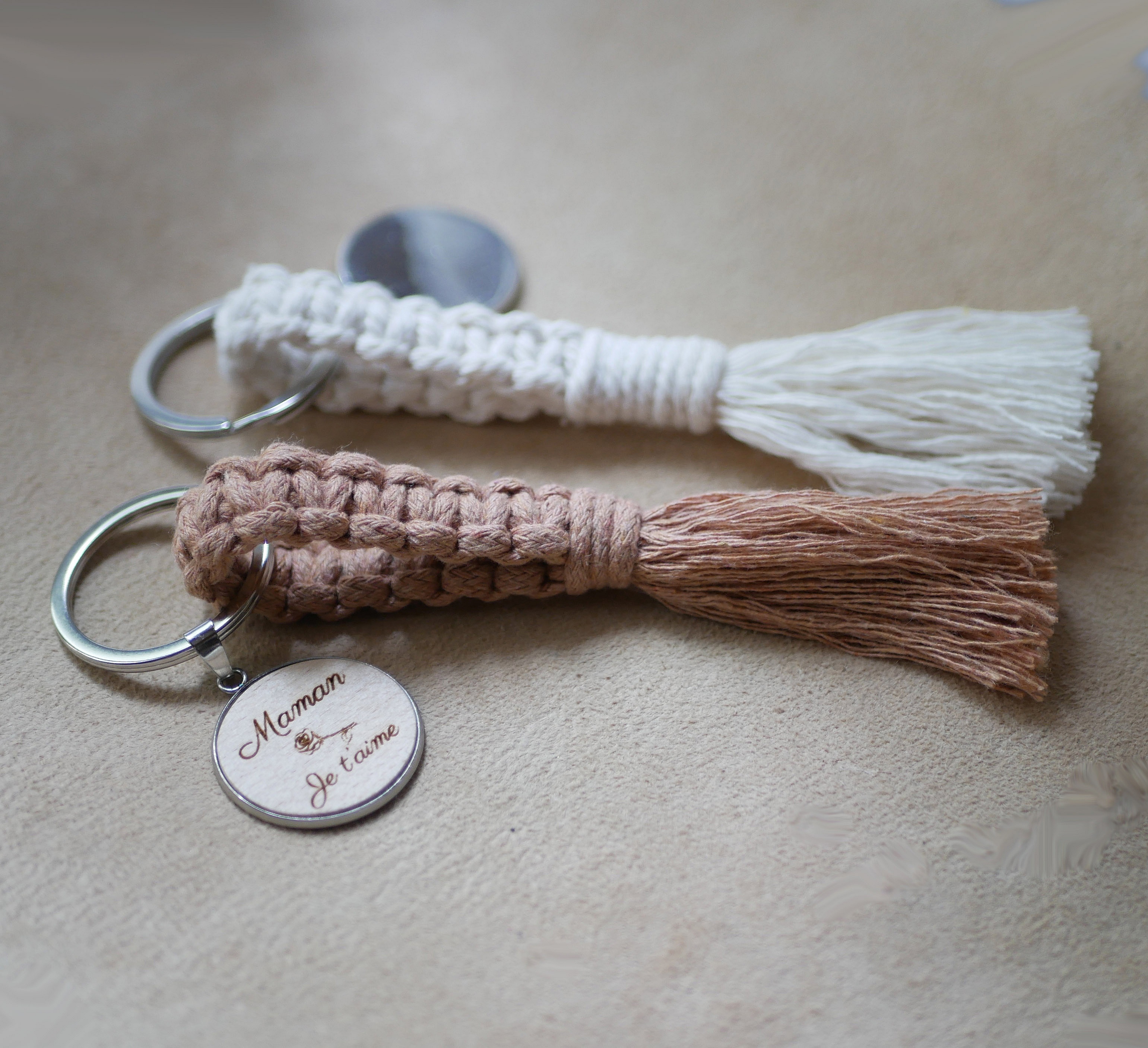 Porte-clés personnalisés en macramé avec médaillon en bois gravé.