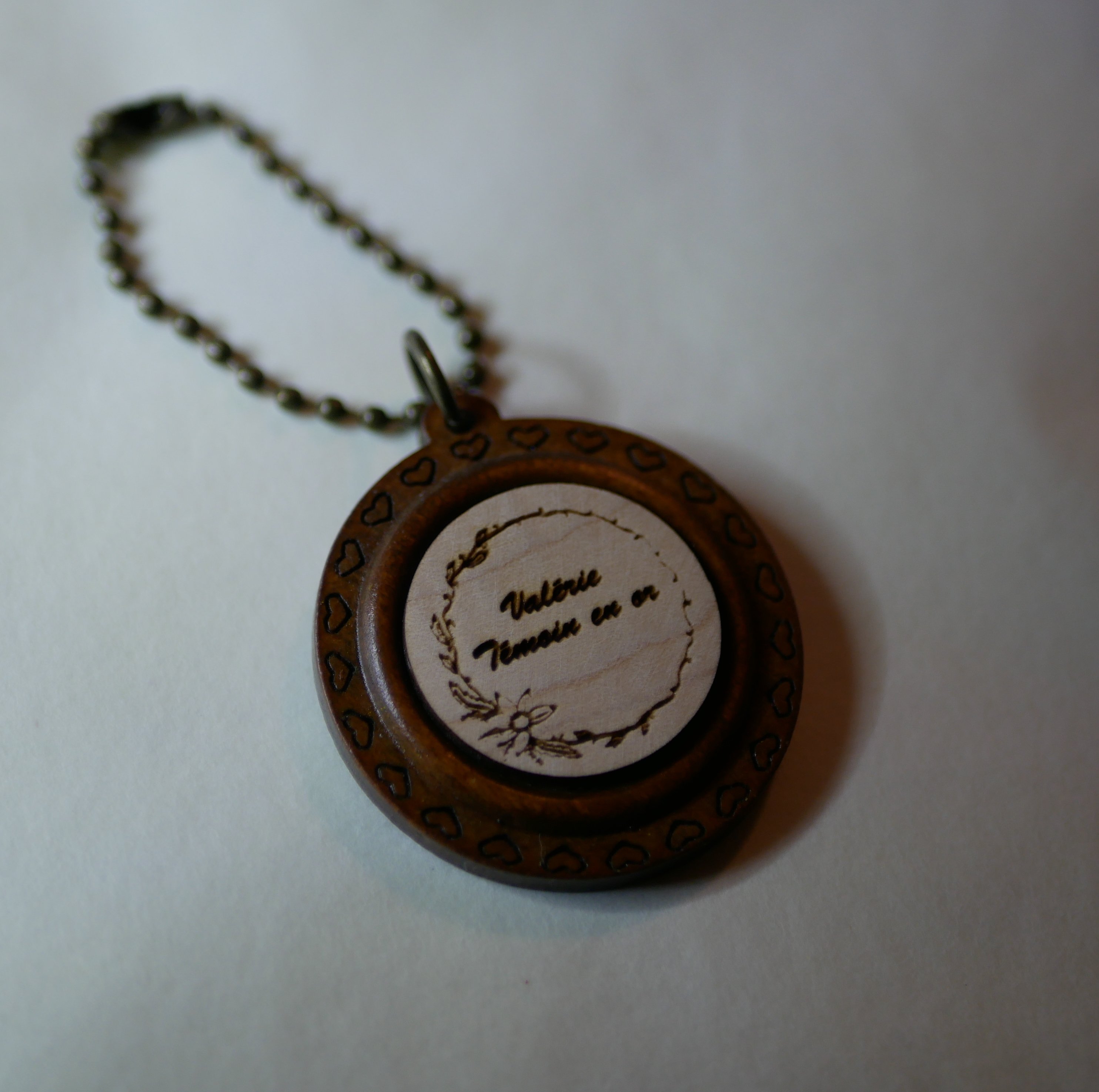 Nyckelring med cabochon i tr&auml; p&aring; rund ram i k&ouml;rsb&auml;rstr&auml; f&ouml;r personlig gravering