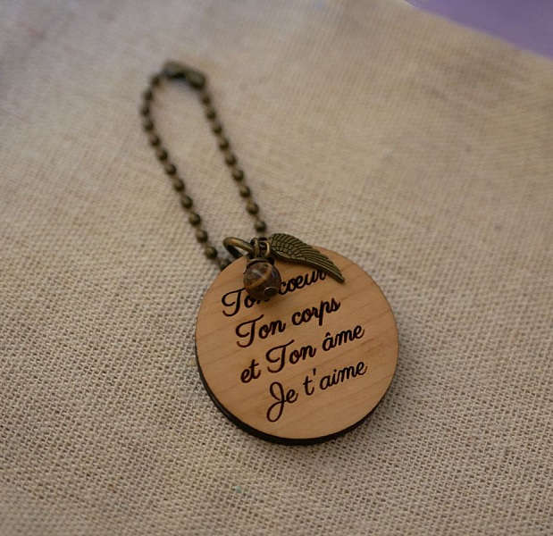 Nyckelring med p&auml;rla och rund charm i k&ouml;rsb&auml;rstr&auml; som kan personaliseras genom gravering