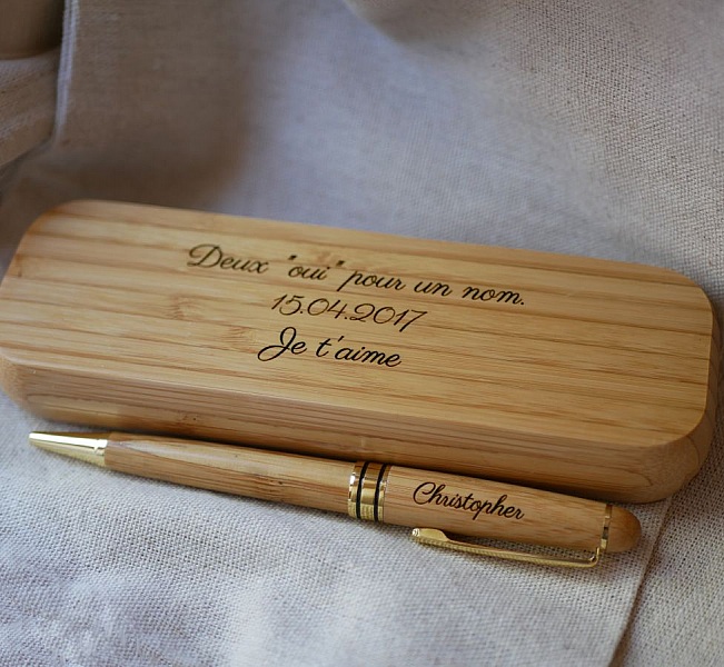 Stylo en bambou grav&eacute; dans coffret en bois massif personnalis&eacute;