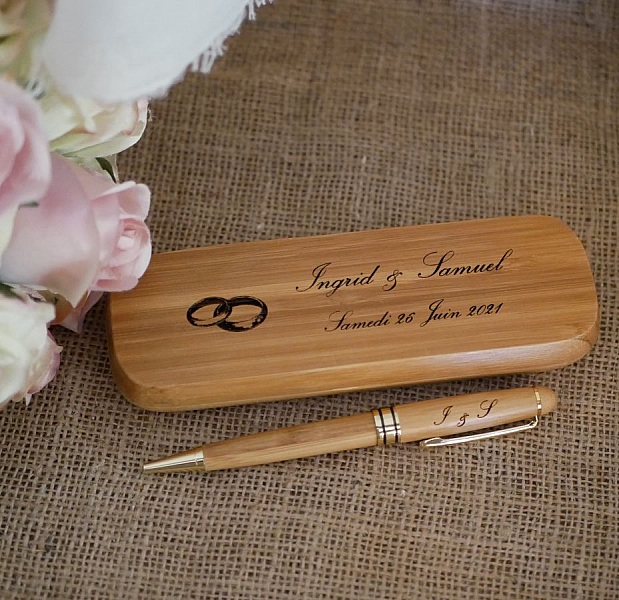Stylo en bambou grav&eacute; dans coffret en bois massif personnalis&eacute;