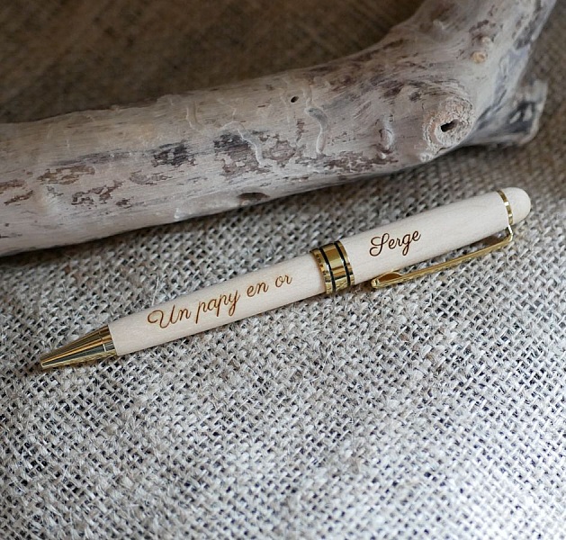 Graverad penna i l&ouml;nntr&auml; i en l&aring;da av massivt tr&auml;