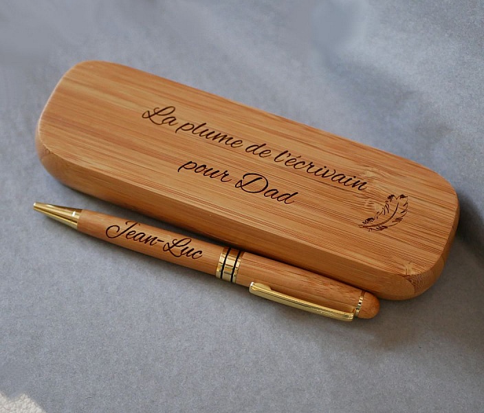 Stylo en bambou grav&eacute; dans coffret en bois massif personnalis&eacute;