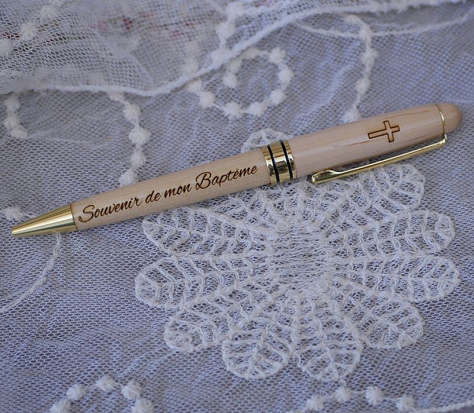 Graverad penna i l&ouml;nntr&auml; i en l&aring;da av massivt tr&auml;