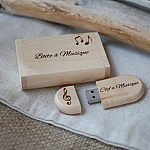 USB-minne p&aring; 128 GB, 3.0, i en personlig f&ouml;rpackning av ljust l&ouml;nntr&auml;