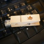 En graverad USB-nyckel i trä som du kan göra personlig