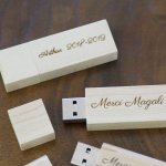 Litet 16 GB USB-minne i transparent trä som kan anpassas för en unik gåva.