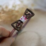 Läderarmband med miniatyrfluga i trä och genombrutna initialer