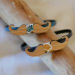 Läderarmband med miniatyrfluga Mustascher i trä med tryck