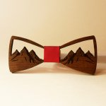 Fransk fluga i tr&auml; dekorerad med genombrutna berg 