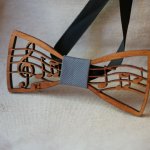 Träbågsbinda med musiktema, partitur och diskantnyckel, anpassningsbar