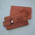 Kort i valnötsträ med 32 GB USB-nyckel som kan personaliseras genom gravering