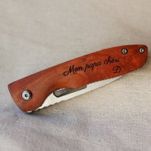 Graverad kniv med trähandtag för personlig anpassning