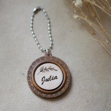Nyckelring med cabochon i trä på rund ram i körsbärsträ för personlig gravering