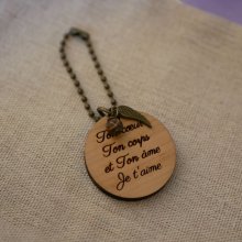 Nyckelring med pärla och rund charm i körsbärsträ som kan personaliseras genom gravering