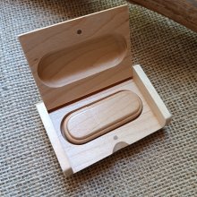 32 GB 2.0 graverat USB-minne i fodral av lönnträ