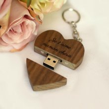 Hjärtformad USB-nyckelring i mörkt trä som du kan göra personlig genom gravyr