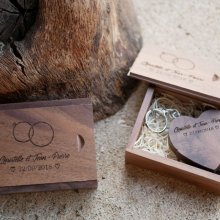 32 GB Heart USB-minne i en låda i mörkt trä