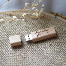 Liten graverad USB-nyckel i trä för personlig anpassning