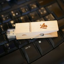 En graverad USB-nyckel i trä som du kan göra personlig