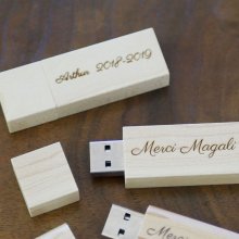 Litet 16 GB USB-minne i transparent trä som kan anpassas för en unik gåva.