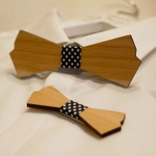 Träbågsfluga för män och brosch för kvinnor som kan anpassas till dina önskemål.