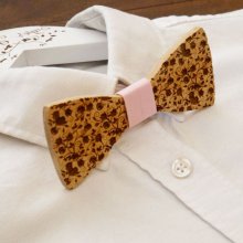 Blips i körsbärsträ med små graverade blommor som kan personaliseras genom att gravera på baksidan tillverkad i Frankrike.
