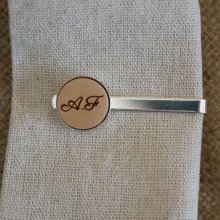 Slipsklämma med personlig träcabochon genom gravyr