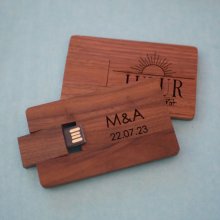Kort i valnötsträ med 32 GB USB-nyckel som kan personaliseras genom gravering