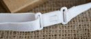 Vitt elastiskt band (upp till 50 cm) (+ 0.50 €)